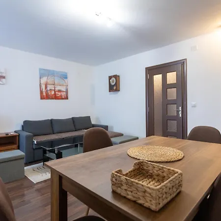 Karastoyanovi's 3 Apartment *